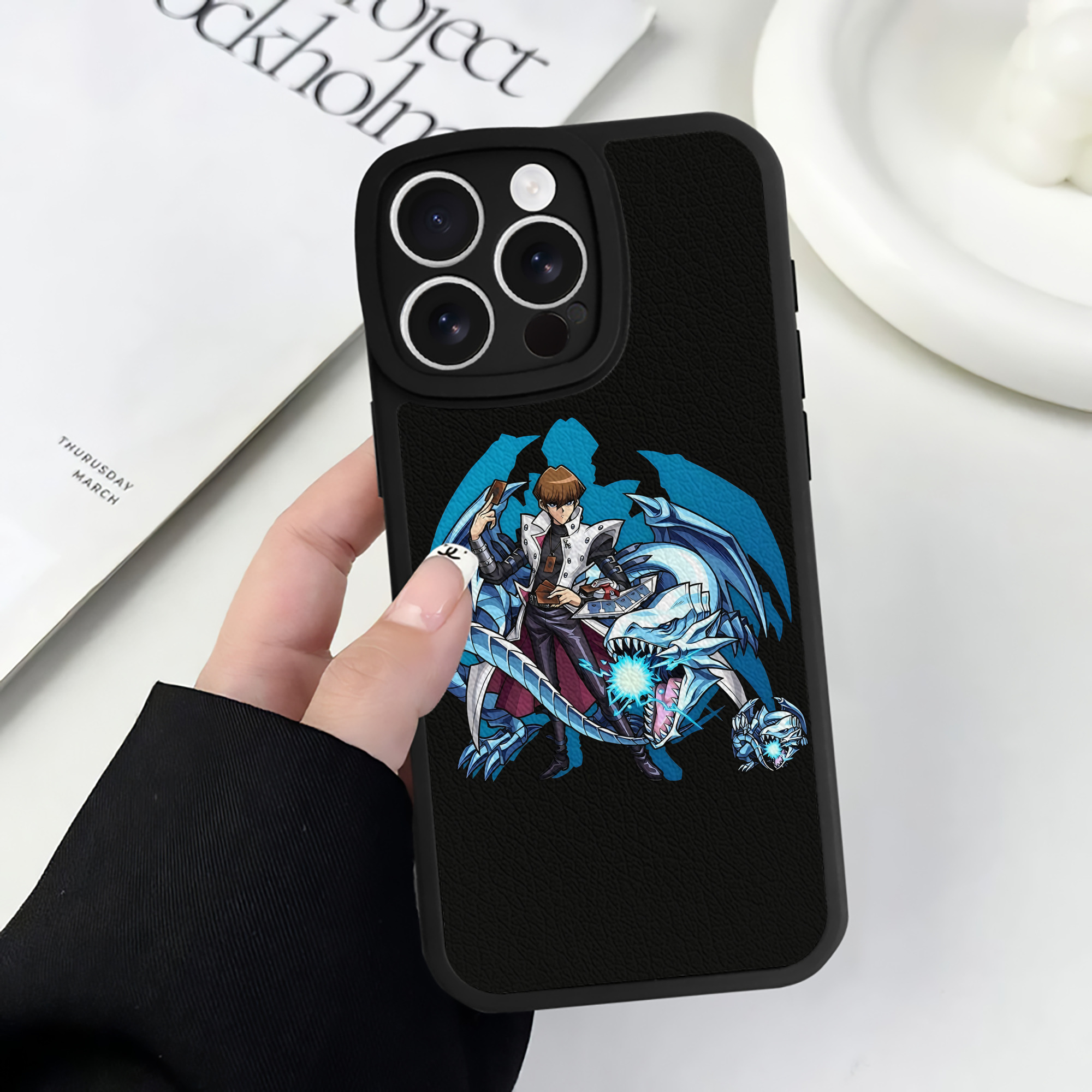 （画像用） 遊☆戯☆王 Yu-Gi-Oh! 【iPhone 16シリーズ対応】シリコンスマホケース（レザー調） 材質：シリコン